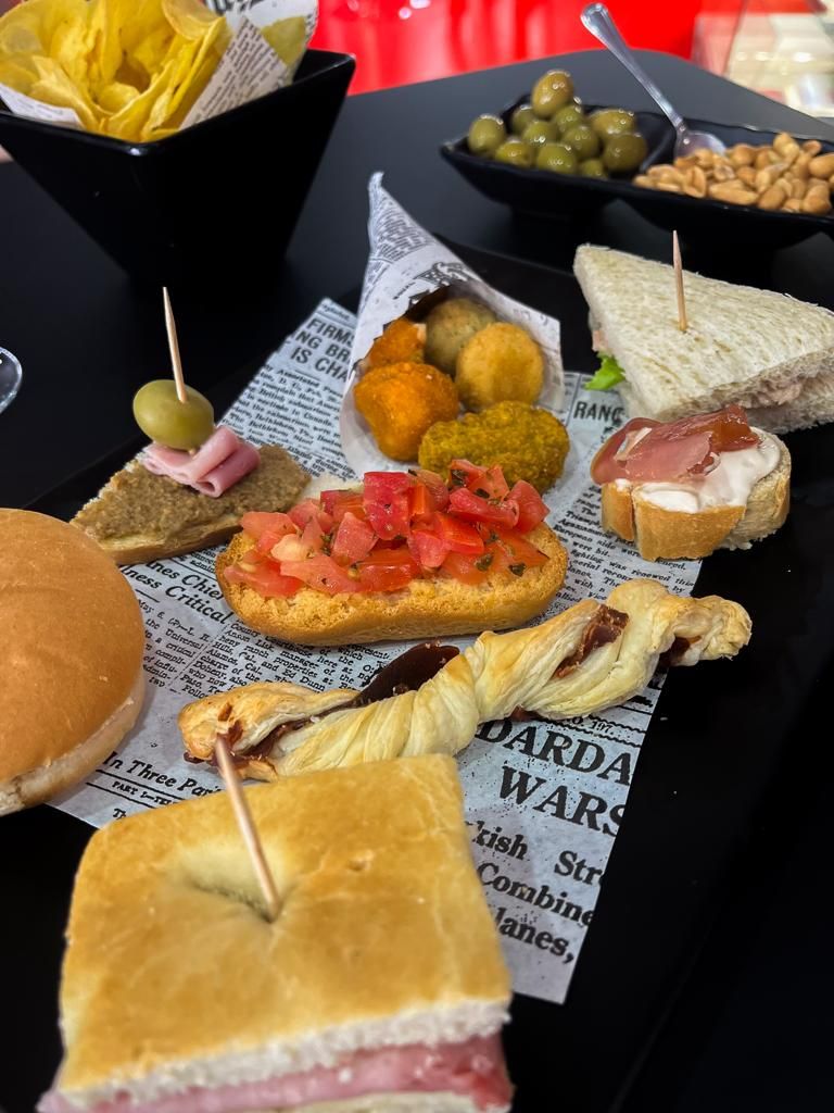 Il piatto dell'aperitivo: bruschetta, focaccina, rustico, tramezzino, olive e patatine