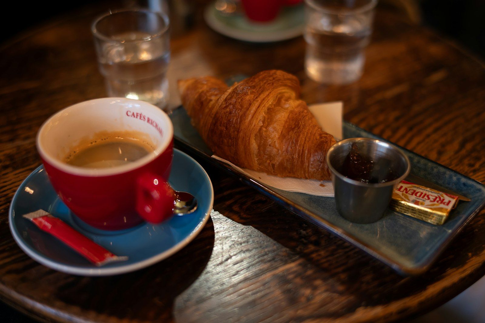 Espresso in tazzina rossa con cornetti